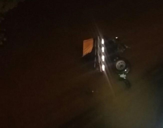 Motorista perde controle de caminhão e sai da pista na BR-101