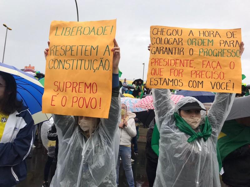 Ato pró-Bolsonaro reúne mais de mil pessoas em Criciúma 