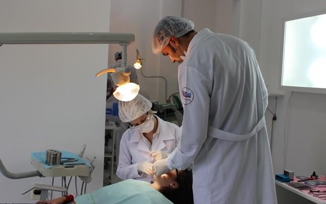 Cesc Ingá realiza triagem para realização de implantes e extração do dente do siso