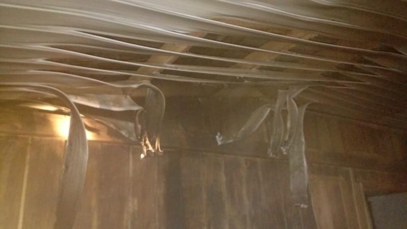Utilizando baldes de água, policiais militares apagam incêndio em residência