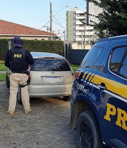Carro furtado no Paraná é recuperado na BR-101 em Imbituba 