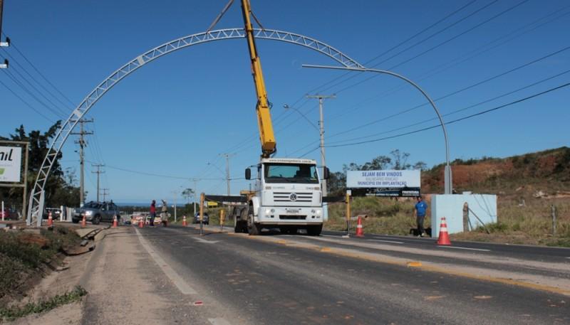 Portal de entrada começa a ser instalado no Balneário Rincão