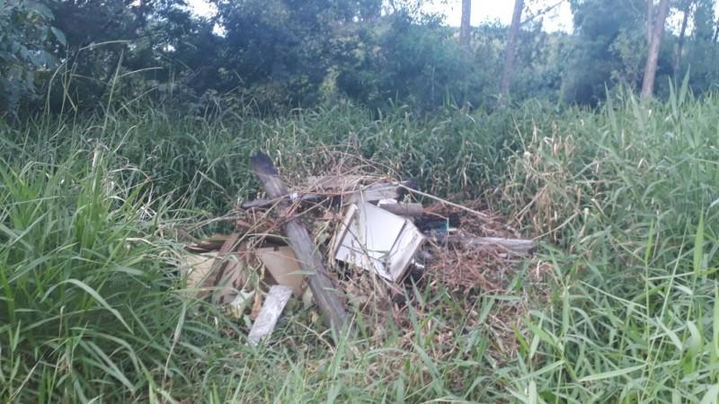Moradores denunciam depósito de lixo indevido em área verde