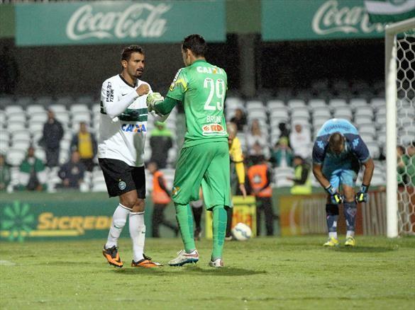 Bruno marca gol e garante Coritiba na próxima fase da Copa do Brasil
