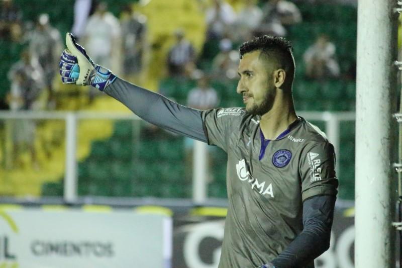 Tubarão renova contrato com o goleiro Junior Beliatto
