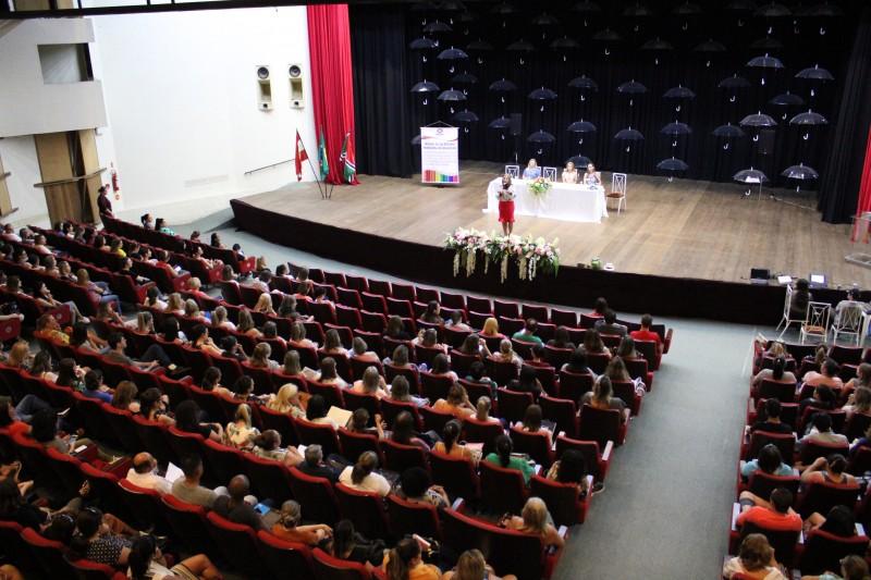 Professores da rede municipal de Criciúma são recepcionados com aula magna