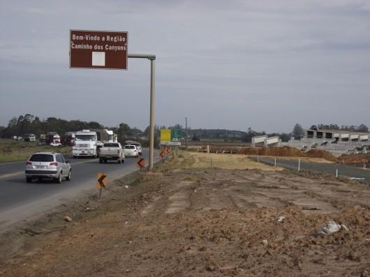 Viaduto se aproxima da pista