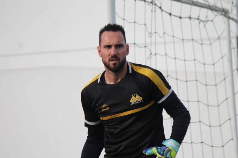 Goleiro Roberto sofre lesão na mão direita e desfalca Criciúma