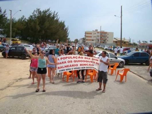 Manifestação pró-quiosque fecha Avenida Beira-Mar (vídeo)