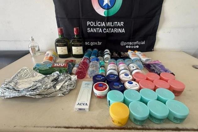 Homem é preso após ser flagrado furtando produtos de supermercado