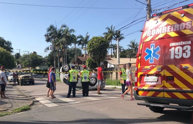 Carro capota no bairro Santa Bárbara, em Criciúma