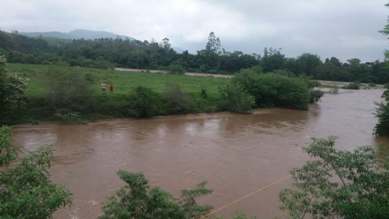 Pessoas são resgatadas após ficarem ilhadas