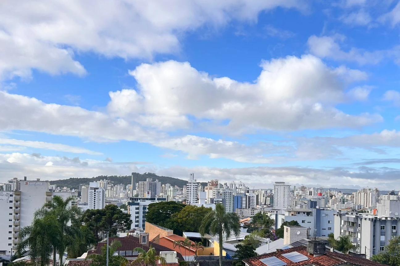 Quinta-feira tem temperatura amena e sol entre nuvens em Criciúma