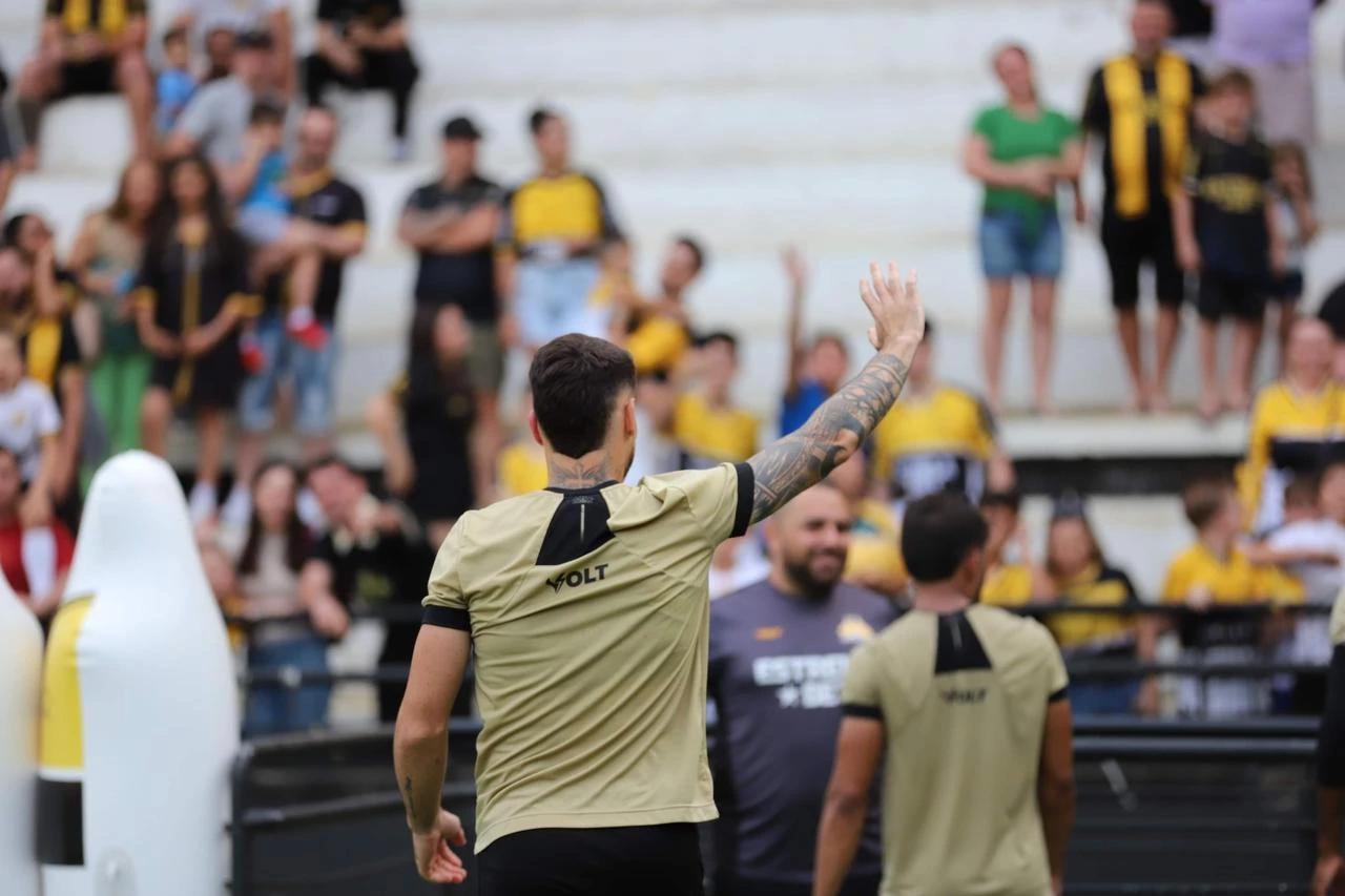 Torcida carvoeira comparece em treino aberto no Majestoso