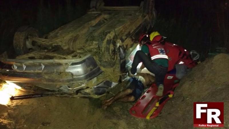 Carro capota e os quatro ocupantes ficam feridos