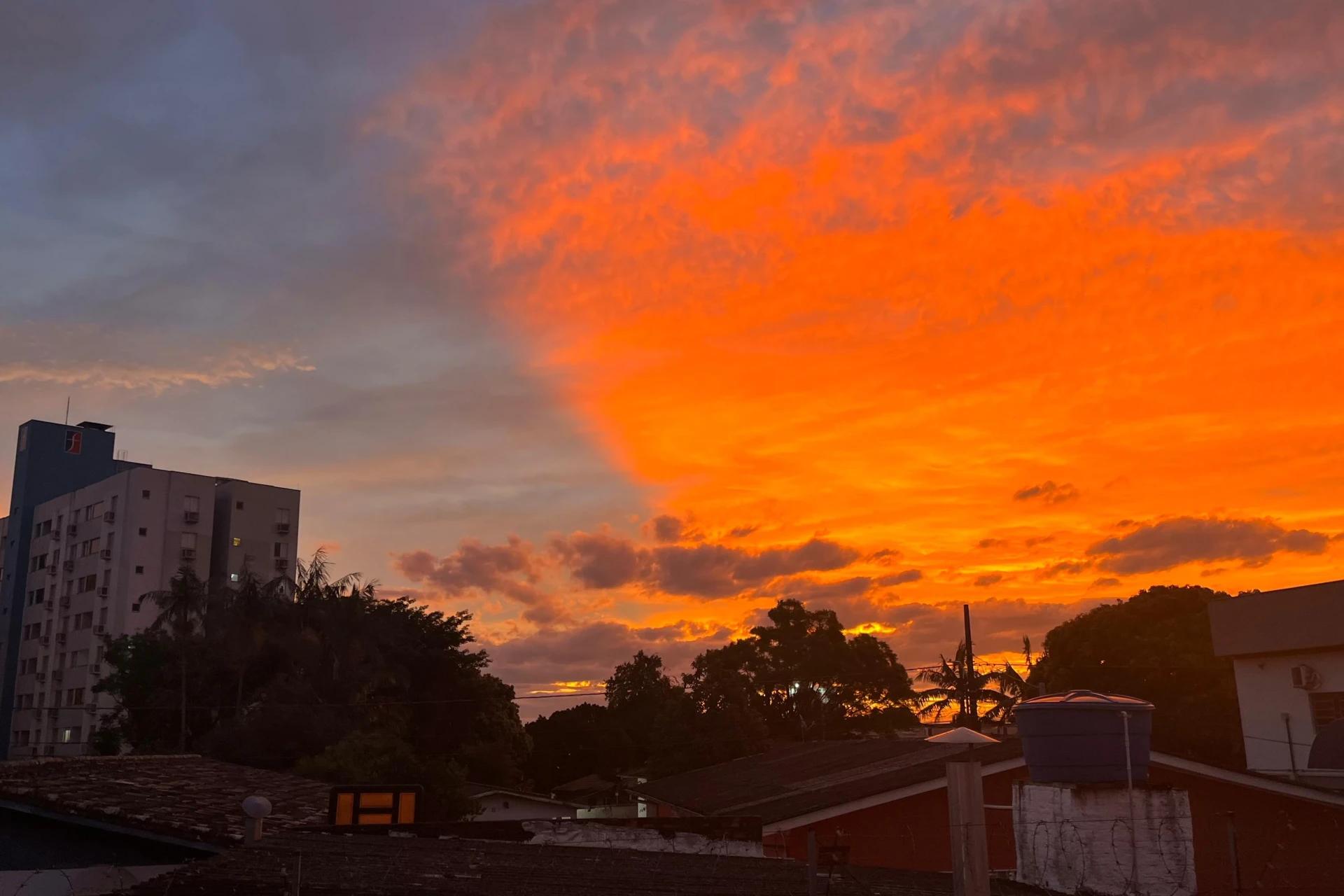 Com madrugada mais quente do mês, semana do Natal inicia com tempo estável e temperaturas elevadas