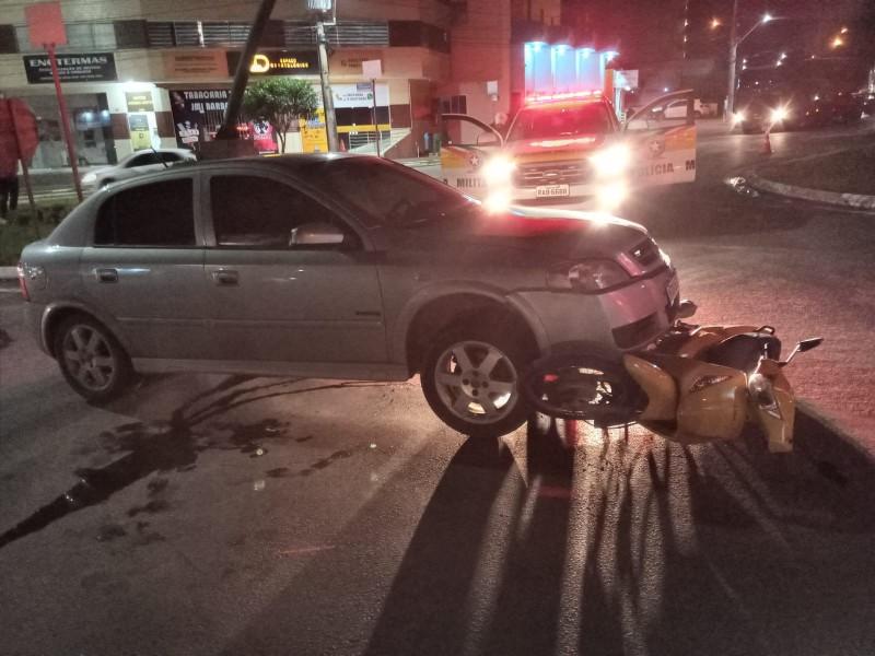 Colisão entre carro e moto deixa motociclista ferida na SC-370 