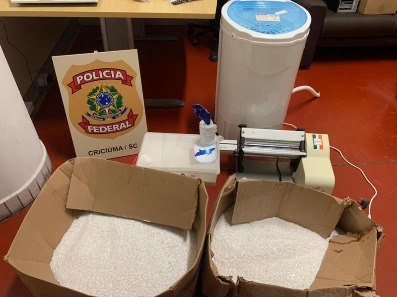 PF desmantela laboratório de insumos para preparo de cocaína; um dos envolvidos é de Criciúma