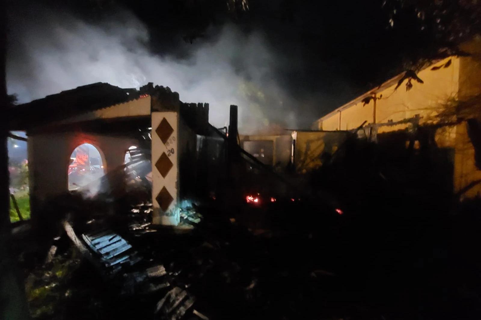 Residência é destruída por incêndio em Forquilhinha