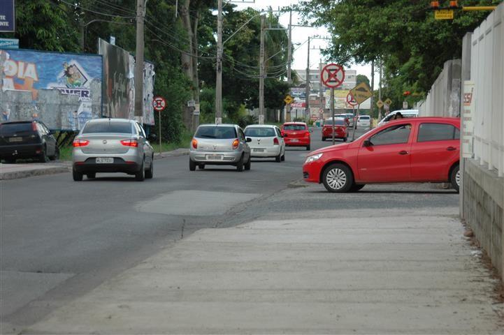 Trânsito no Pinheirinho testa a paciência dos motoristas