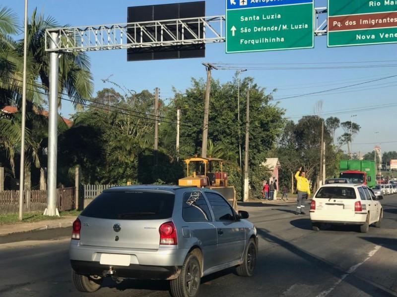 Obras deixam o trânsito em apenas uma pista na avenida Universitária