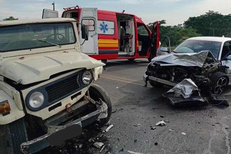 Colisão entre carros deixa passageiro ferido em Cocal do Sul