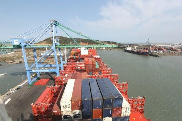 Nova rota de navios gigantes da Ásia dobra movimentação de contêineres