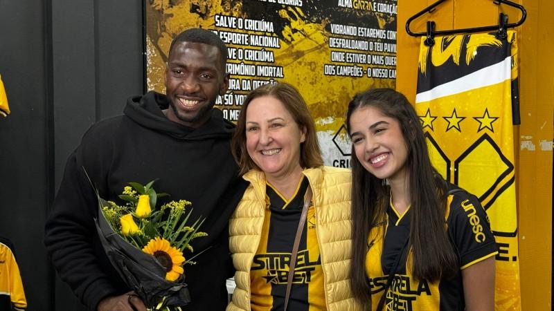 Com direito a parabéns e flores, Bolasie distribui simpatia em sessão de autógrafos 
