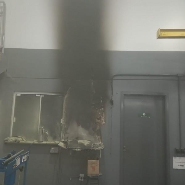 Incêndio causa danos em edificação comercial de Içara
