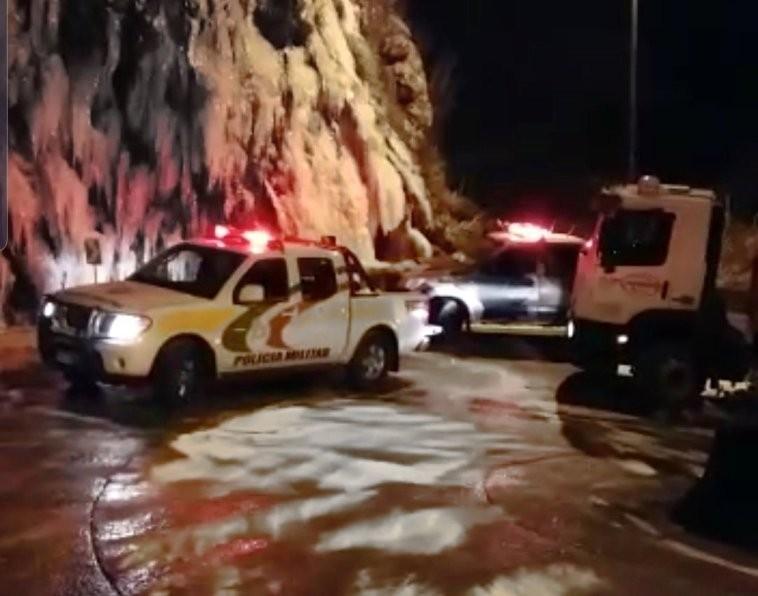 Policiais espalharam sal para evitar novo congelamento na SC-390