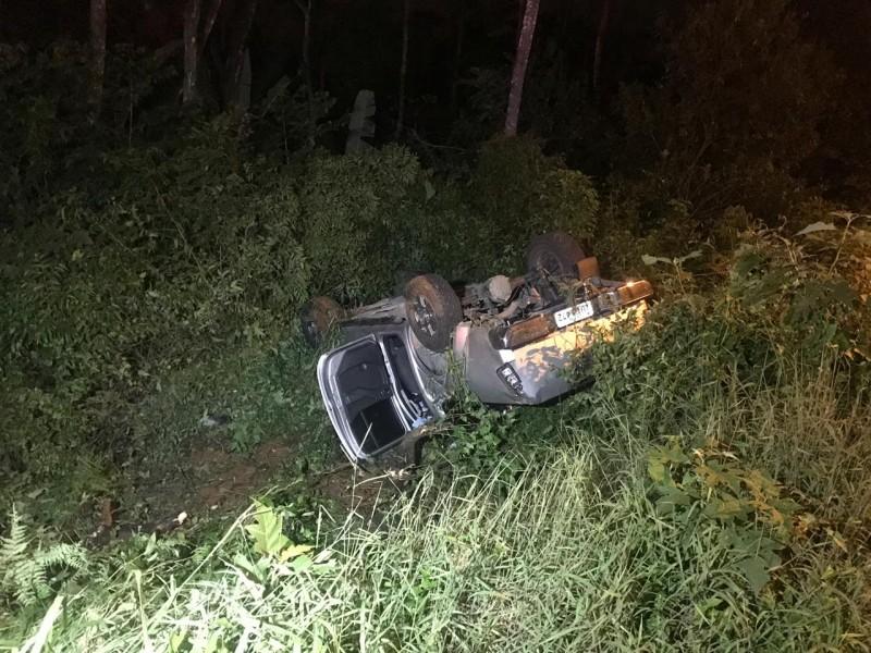 Motorista perde o controle da direção de veículo, sai da pista e capota