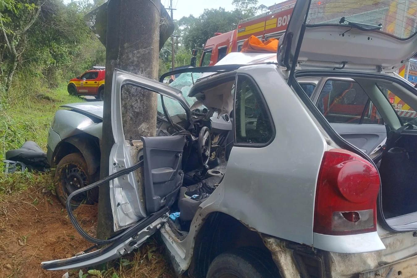 Carro é destruído após colidir contra poste em Criciúma; motorista ficou gravemente ferida
