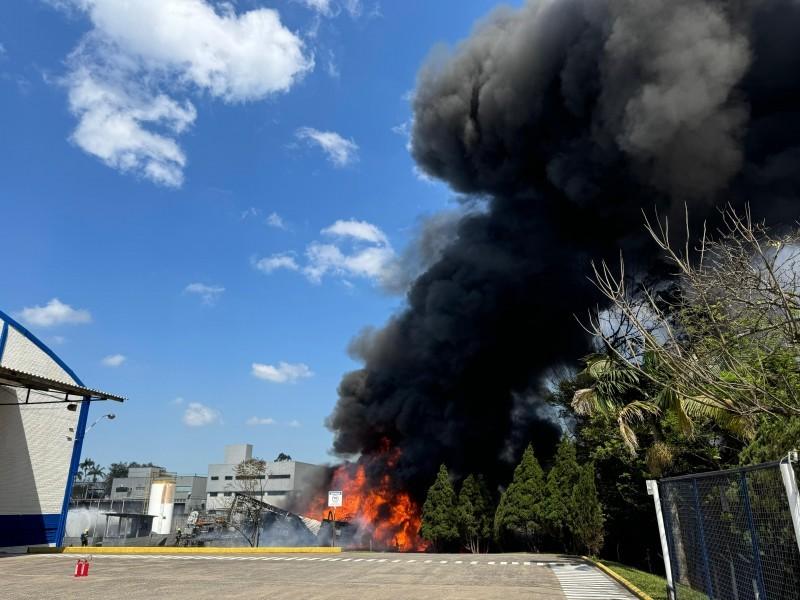 Incêndio em indústria iniciou após vazamento de solvente, diz comandante dos bombeiros