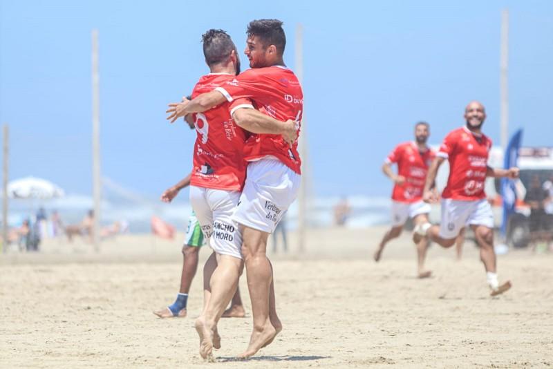 Leeds vence e fica perto da classificação no Praião
