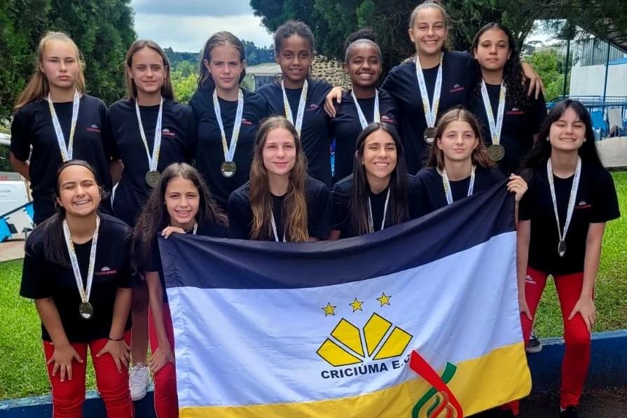 Equipe feminina de futebol do Colégio Unesc é bi-campeã estadual