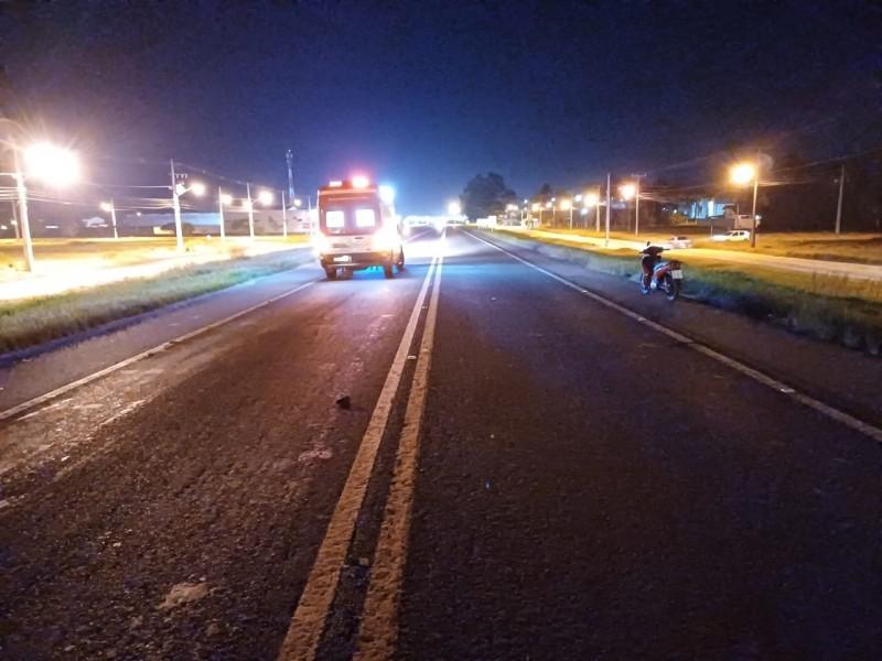 Motociclista é hospitalizada após atropelar boi em Araranguá