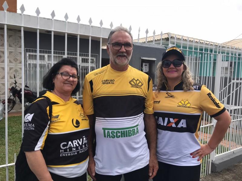 Torcida carvoeira comparece no estádio Orlando Scarpelli