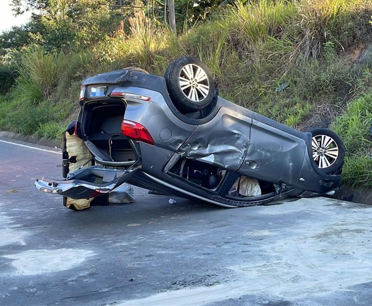 Motorista capota carro e veículo despenca de seis metros de altura da Via Rápida em Criciúma