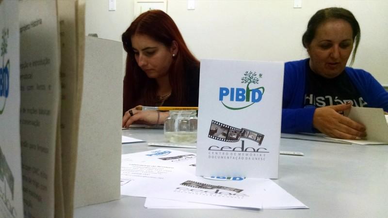 Estudantes de História participam de oficina de conservação de documentos