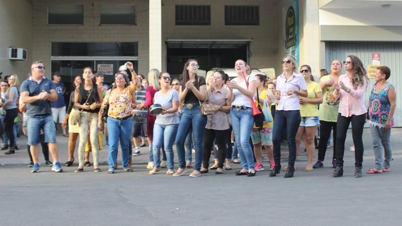 Trabalhadores fazem protesto após demissão em massa