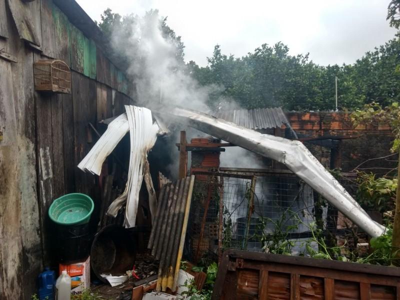 Incêndio atinge parte de galpão nos fundos de residência