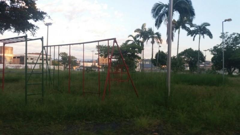 Praça da Santa Bárbara sofre com falta de manutenção