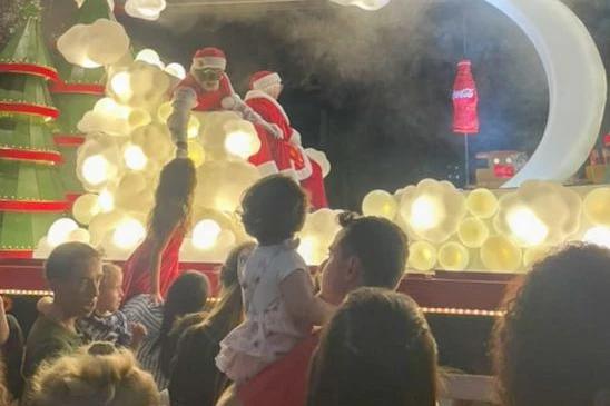 Moradores de Criciúma se encantam com caravana de Natal da Coca-Cola