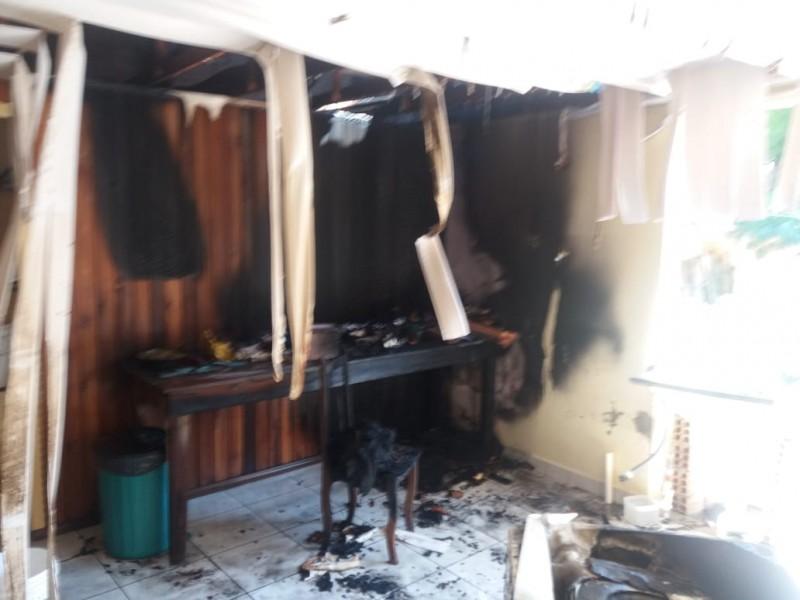Residência é atingida por incêndio e fica parcialmente destruída em Braço do Norte