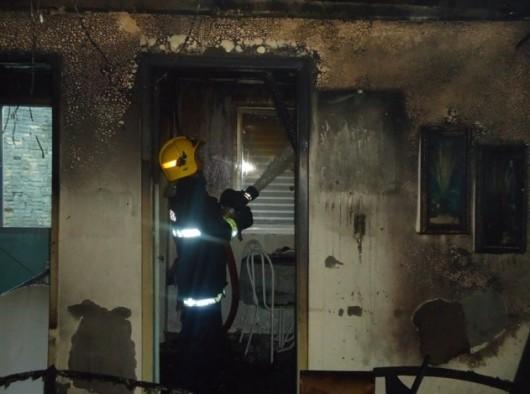 Fogo destrói residência no bairro Santa Luzia