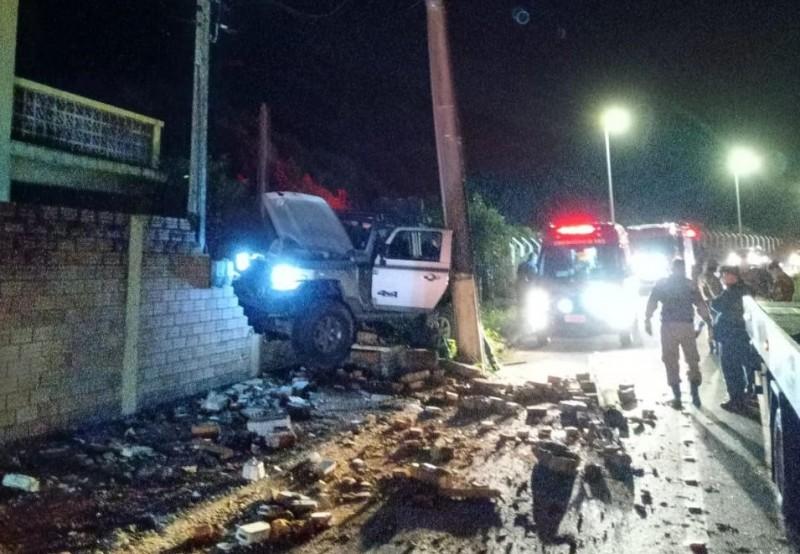 Motorista perde o controle da direção e colide contra muro em Laguna