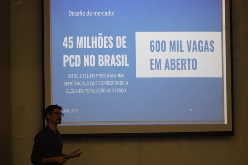 “La Moda de Portas Abertas” para profissionais com deficiência