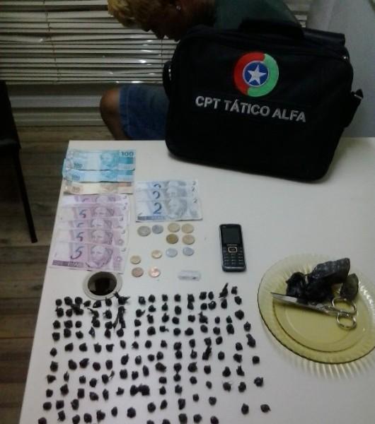 PM encontra 151 pedras de crack embaladas para comercialização