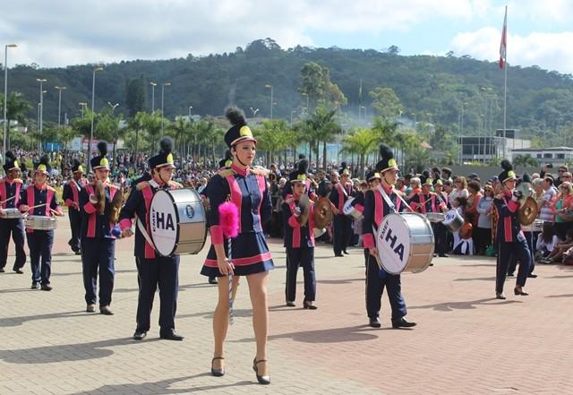 Milhares de pessoas prestigiam desfile de 7 de setembro em Criciúma