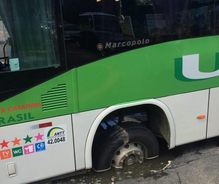 Ônibus fica preso em buraco no Centro de Araranguá